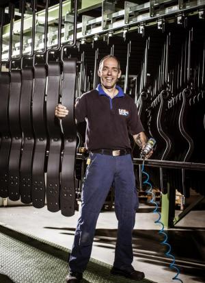 Medewerker van VDL Weweler in de productieruimte.