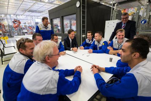 Prime Minister Mark Rutte in conversation with employees of VDL Nedcar