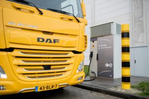 Le centre de distribution de Jumbo Supermarkten à Veghel dispose d'une station de chargement de VDL pour charger le camion 