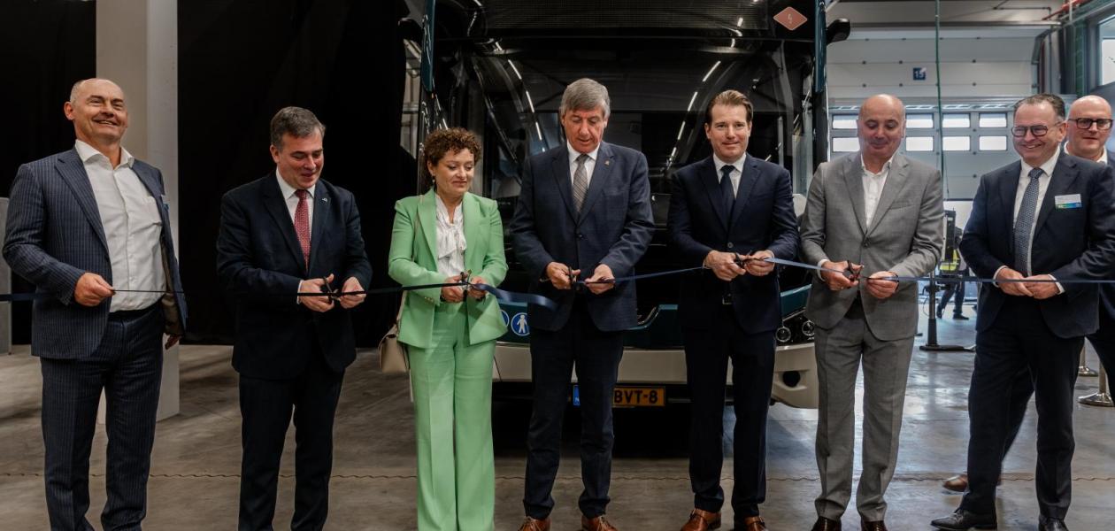 VDL Bus & Coach opent hypermoderne busfabriek in het Vlaamse Roeselare