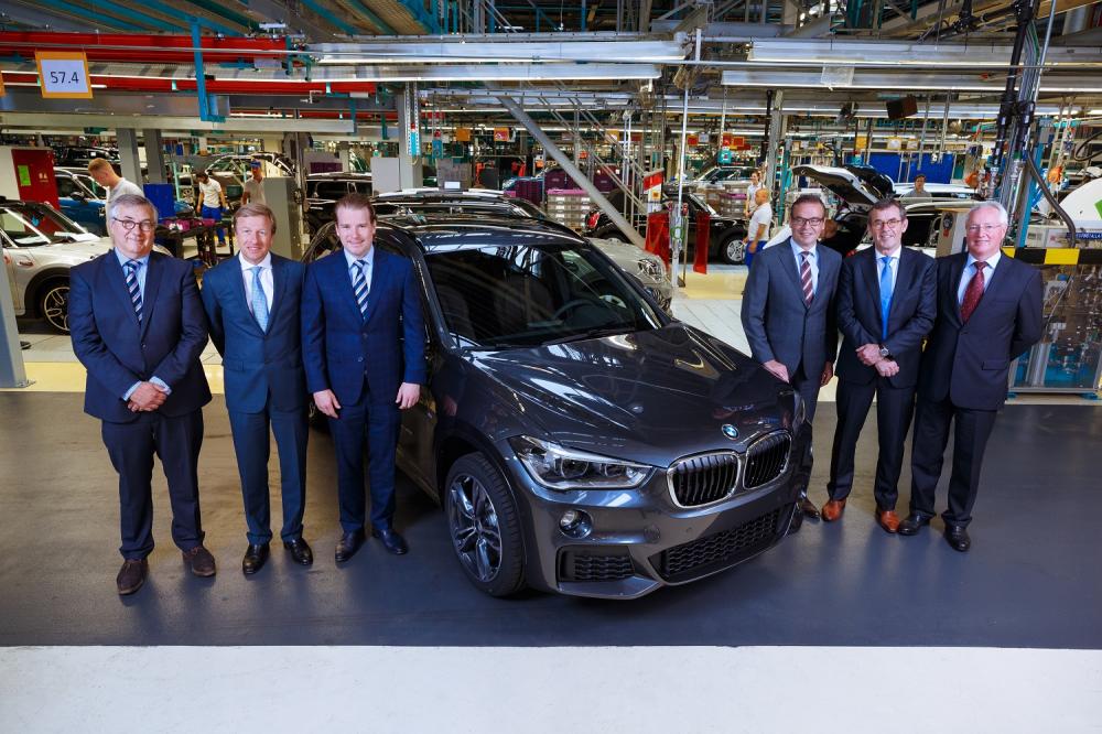 VDL Nedcar now also builds BMW X1. From left to right: Carel Bouckaert (Managing Director of VDL Nedcar and Vice President of VDL Groep), Oliver Zipse (Member of the Board of Management of BMW AG, Production), Willem van der Leegte (President and CEO of VDL Groep), Ralf Hattler (Senior Vice President of BMW Group for Indirect Goods and Services, Raw Material, Production Partner), Jan Mooren (Executive Vice President of VDL Groep) and Manfred Erlacher (Director of BMW Group Plant Regensburg).
