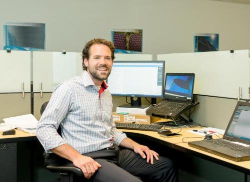 Gerrit achter zijn bureau in het kantoor van de VDL ETG vestiging in Amerika.